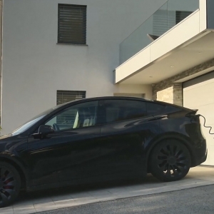 Avtomobil priklopljen na polnilno postajo