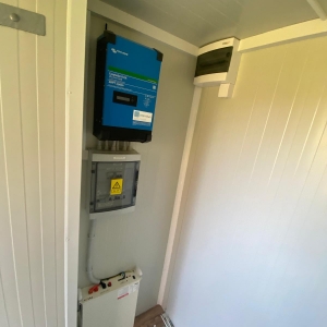 Baterija in razsmernik