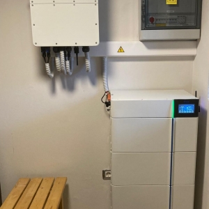 Razsmernik in hranilnik